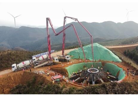 贵州省兴仁市新龙场放牛坪风电场首台风机基础完成浇筑