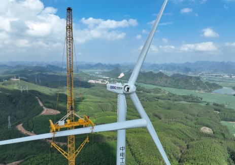 樟木风电场项目22台风力发电机组全部吊装完成