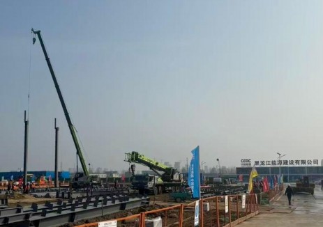 国峰元储30GWh电池PACK项目首根钢柱精准吊装就位