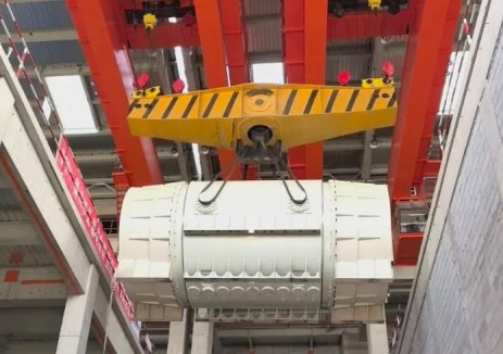 河北任丘第二热电3号发电机定子吊装成功
