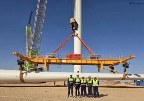 中联重科履带起重机助力阿曼Riyah-2风电场首台风机吊装成功