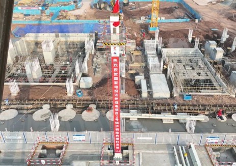 中电建核电公司承建的国家电投川东北高效清洁煤电综合利用一体化项目2x1000MW新建燃煤机组项目2号锅炉首根钢架吊装顺利完成