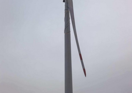 古交晟风30兆瓦分散式风力发电项目首台风机吊装顺利完成