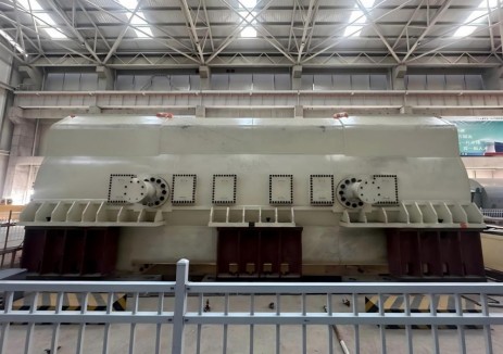 国能宁夏六盘山项目2号机组发电机外定子吊装就位