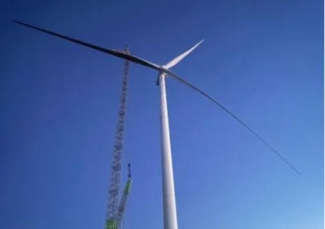 新疆太阳圣火乌兰察布风电项目首台风机吊装圆满成功