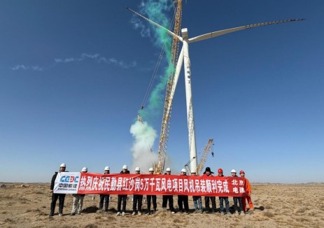 中国能建北京电建承建的民勤红沙岗5万千瓦风电项目风机吊装圆满完成