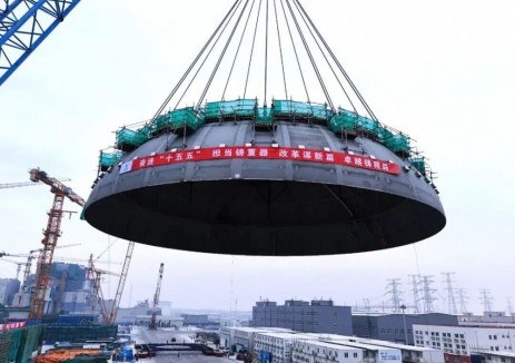 中核辽宁徐大堡核电1号机组核岛钢制安全壳顶封头吊装就位
