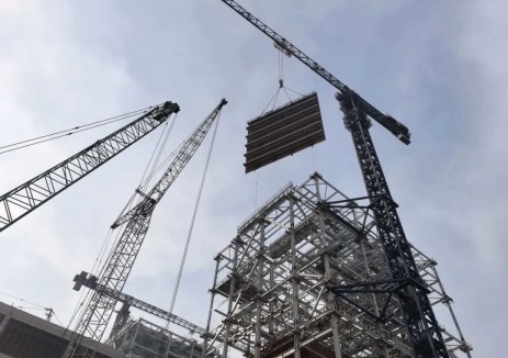 河北任丘热电二期工程4号机组锅炉首片水冷壁顺利吊装就位