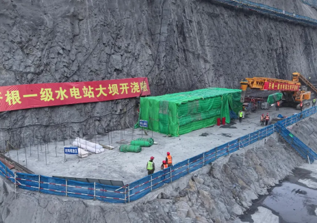 中国电建设计承建的牙根一级水电站大坝“坝”气开筑