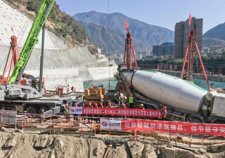 老鹰岩二级水电站二期围堰防渗墙首仓混凝土顺利开仓
