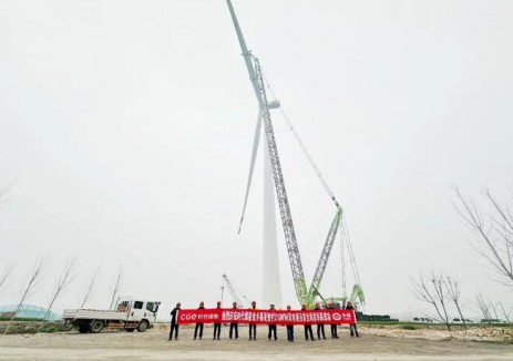 山東金鄉縣高堂村風電項目首臺風機吊裝成功