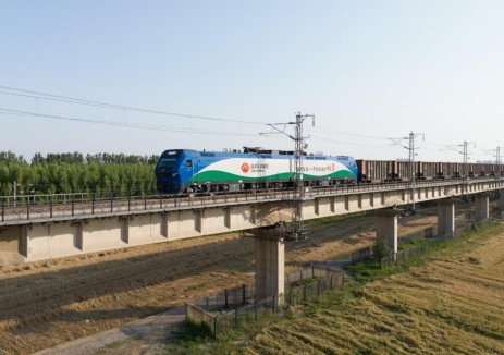 國(guó)家能源集團(tuán)朔黃兩萬(wàn)噸重載列車10年運(yùn)輸煤炭超15億噸