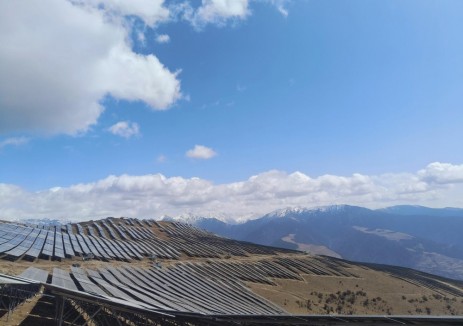 電建水電開發(fā)公司投資建設(shè)的小金川流域<em>光伏基地</em>項(xiàng)目并網(wǎng)發(fā)電