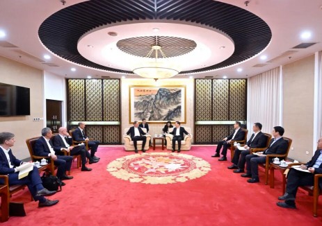 鄭柵潔主任會(huì)見大眾汽車集團(tuán)管理董事會(huì)<em>主席</em>奧博穆，共話汽車電動(dòng)化智能化轉(zhuǎn)型