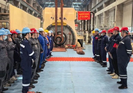 <em>湖北能源</em>鄂州發(fā)電公司5A修發(fā)電機轉(zhuǎn)子提前8天成功抽出