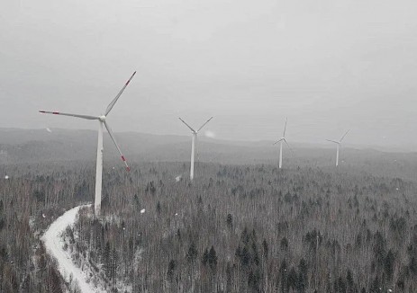 當三月飛雪吻上新綠  烏伊嶺阿廷河風電場的風機轉動從未停歇