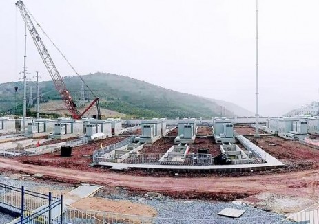 云南省元江县新型共享储能项目顺利完成20台PCS舱安装任务