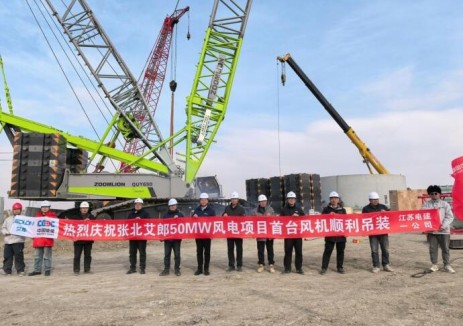張北艾郎風電項目首臺風機混塔環吊裝完成