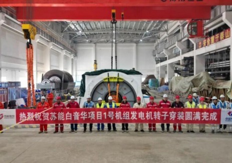 中電建核電公司承建的蘇能白音華電廠2×66萬千瓦超超臨界燃煤空冷<em>發(fā)電機(jī)組</em>項(xiàng)目1號(hào)機(jī)組發(fā)電機(jī)轉(zhuǎn)子順利穿裝到位