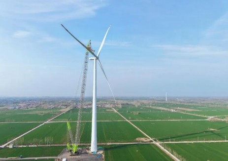 梁山140MW風電項目首臺風機吊裝完成