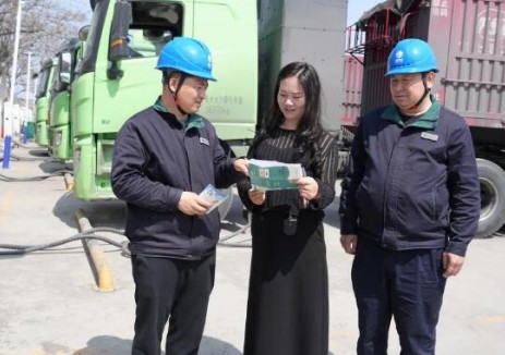 國網(wǎng)河南新密市<em>供電公司</em>：滿電服務(wù)，護(hù)航電動(dòng)重卡綠色出行