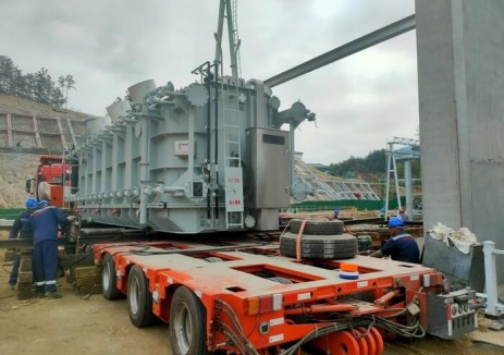 河南信陽商城東220千伏<em>輸變電工程</em>安裝項(xiàng)目首臺180兆伏安主變壓器順利就位