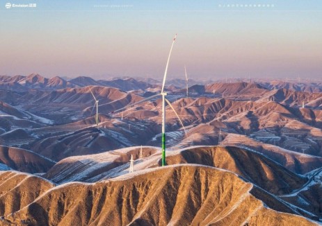 372臺(tái)風(fēng)機(jī)！遠(yuǎn)景完成全球最大風(fēng)光協(xié)同一體化<em>新能源項(xiàng)目</em>風(fēng)機(jī)吊裝
