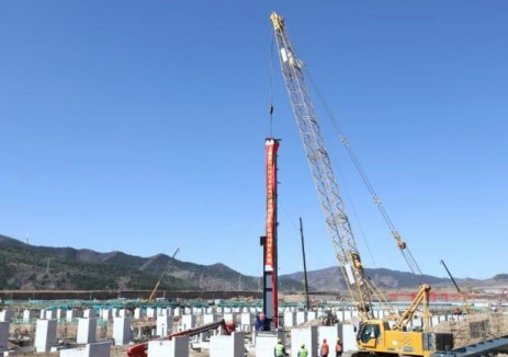 首根鋼柱吊裝成功！華陽集團(tuán)鋁產(chǎn)業(yè)鏈一體化項(xiàng)目迎來關(guān)鍵一步