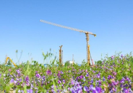 世界首臺大罐式350兆瓦人工硐室<em>壓縮空氣儲能</em>電站：陜西銅川壓氣儲能項目首臺塔吊安裝完成紀(jì)實