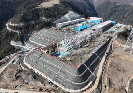 阿壩1000千伏<em>變電站</em>新建工程順利完成1000千伏出線構(gòu)架吊裝