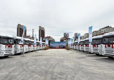 <em>一汽解放</em>JH6新能源牽引車多地批量交車