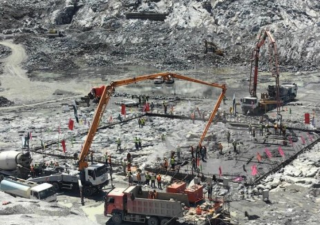 巴基斯坦巴沙<em>水電站</em>大壩完成首倉基坑基礎墊層混凝土澆筑