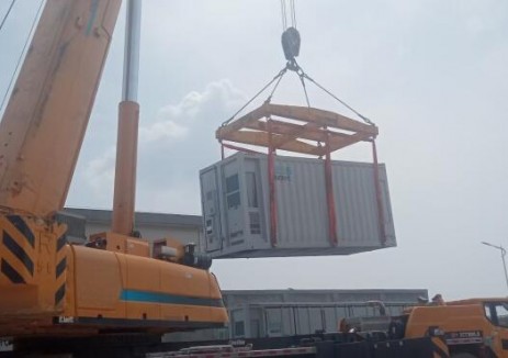 <em>中石化</em>長嶺儲能項(xiàng)目儲能電池艙全部到貨并順利完成吊裝