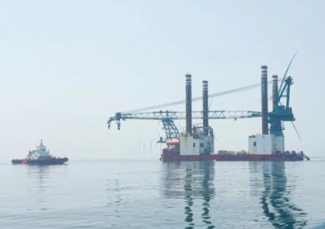 護(hù)航“海上重器”！煙臺港圓滿完成<em>海上風(fēng)電</em>平臺長距離拖航任務(wù)