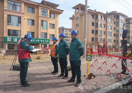 國網(wǎng)伊春<em>供電公司</em>：首次成功應(yīng)用雙臂帶電作業(yè)機(jī)器人開展作業(yè)