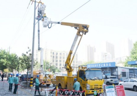 陜西臨潼<em>供電公司</em>帶電作業(yè)，優(yōu)服務(wù)充電站接電提速增效
