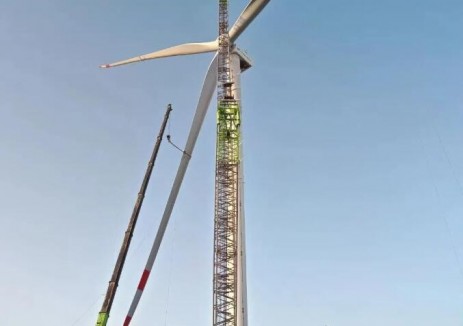 新疆巴州若羌吾塔木鄉(xiāng)2萬千瓦鄉(xiāng)村振興<em>分散式風(fēng)電</em>示范項(xiàng)目全部吊裝完成