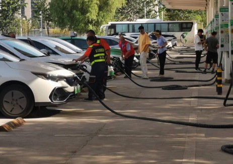 河南鄭州公交集團(tuán)<em>新能源</em>公司開(kāi)展充電場(chǎng)站公共服務(wù)，營(yíng)造有序充電環(huán)境