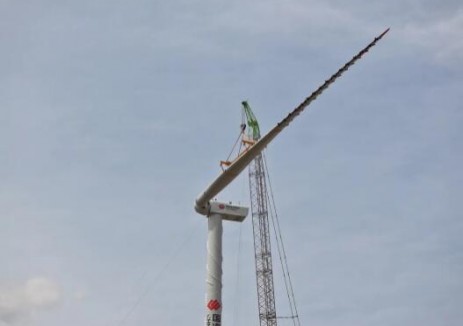<em>國家能源集團(tuán)</em>新能源公司長嶺30萬千瓦風(fēng)電項(xiàng)目首臺風(fēng)機(jī)吊裝圓滿成功