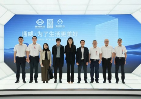 共同推進(jìn)綠色能源產(chǎn)業(yè)發(fā)展！<em>新加坡</em>駐成都總領(lǐng)事陳知恩一行蒞臨通威參觀交流