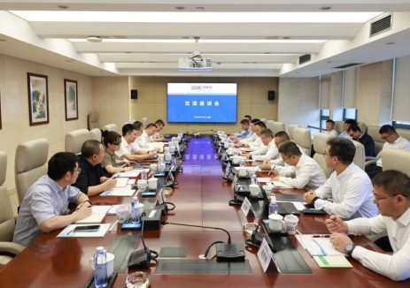 中國能建西南院黨委副書記、總經(jīng)理王進(jìn)軍與特變電工股份有限公司黨委委員，特變電工新疆<em>新能源</em>公司黨委書記、董事長黃漢杰座談