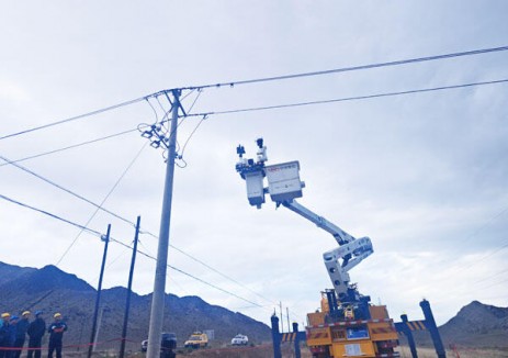 <em>国网新疆电力</em>博州公司：实现机器人智能化带电安装接地挂环