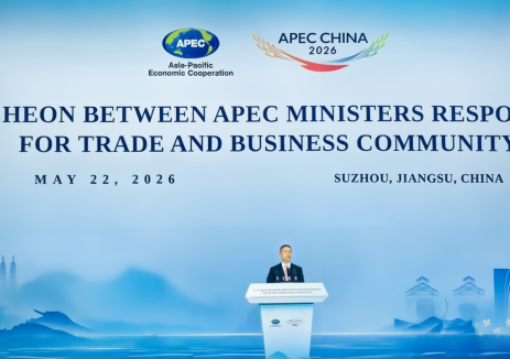 高纪凡在APEC贸易部长与工商界午餐会上发表演讲，倡导亚太绿色<em>能源合作</em>，预言光伏未来应用远超想象