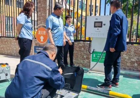 新疆吐魯番市托克遜縣市場監(jiān)督管理局聯(lián)動市級部門開展<em>充電樁</em>計量檢定，紓困惠企利民