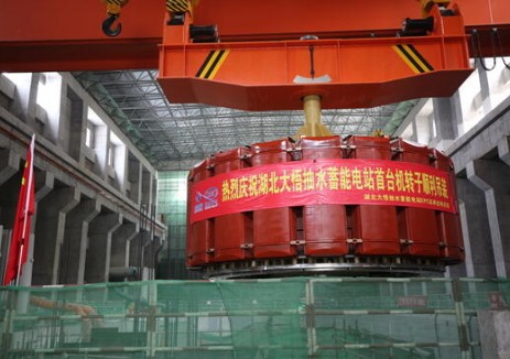 湖北大悟抽蓄電站首臺(tái)機(jī)轉(zhuǎn)子吊裝完成