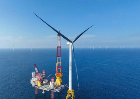 全国首个18兆瓦级规模化海上风电项目首台机组成功吊装