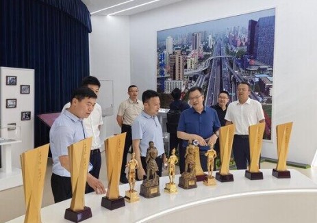 水电五局总会计师李平与天津平高智能电气有限公司党委书记、董事长任云英一行座谈交流