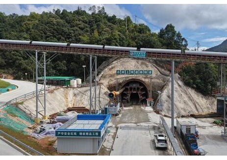 江西省赣州市赣县抽水蓄能电站下水库右岸上坝隧道贯通