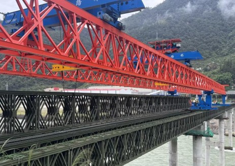 老鹰岩一级水电站导流明渠工程上游临时桥贝雷梁架设全部完成