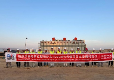 哈萨克斯坦萨乌兰光储项目升压站主变压器顺利就位